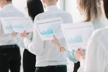 yakın çekim. finansal veri konumu üst üste olan çalışanlar