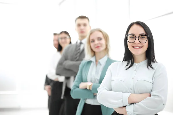 Впевнена бізнес-леді стоїть перед своєю бізнес-командою — стокове фото