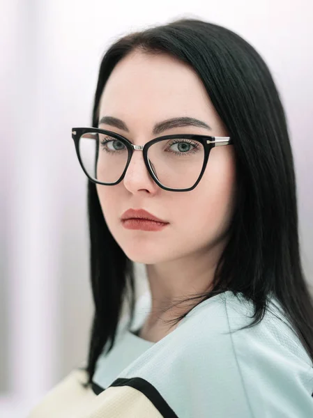 Porträt einer Geschäftsfrau mit Brille — Stockfoto