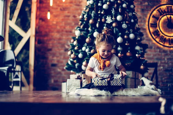 Portret van gelukkig klein meisje met kerstcadeaus . — Stockfoto