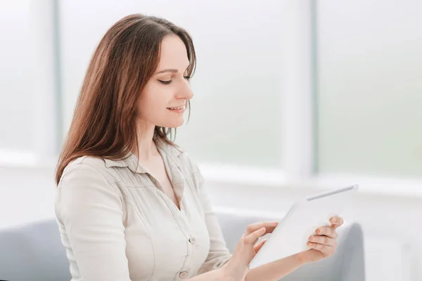 Mujer de negocios leyendo texto en tableta digital — Foto de Stock