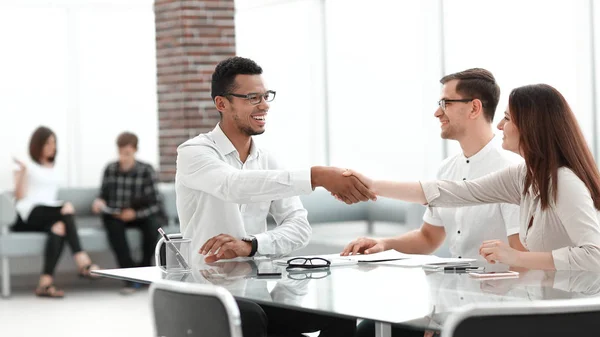 Handdruk van mensen uit het bedrijfsleven in de lobby van het moderne business center. — Stockfoto