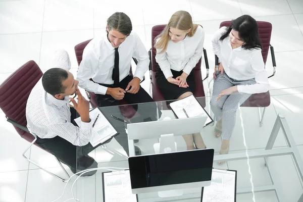 Equipo de negocios discutiendo un concepto de negocio document.the. — Foto de Stock