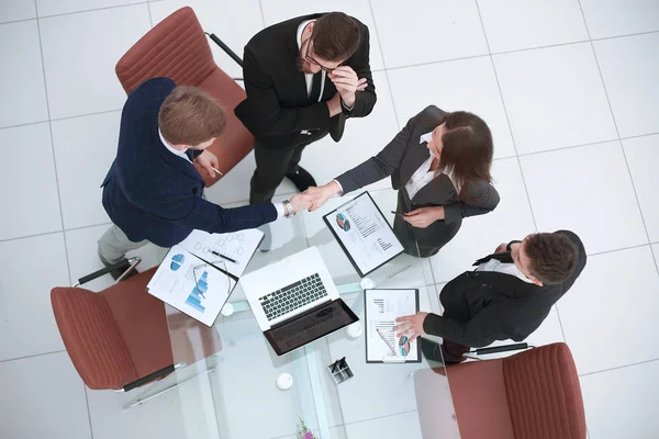 Uppifrån. hand skakning av finansiella partners vid mötet — Stockfoto