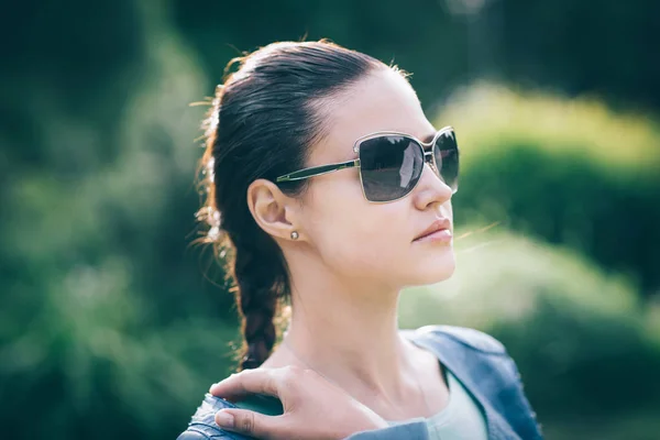 Nahaufnahme. Nette junge Frau mit Sonnenbrille. — Stockfoto