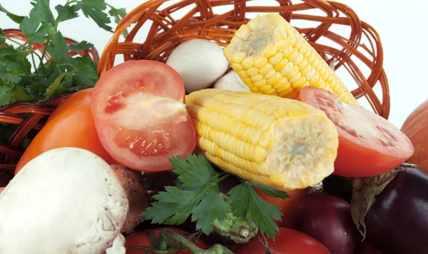 Closeup.a variedade de milho e legumes frescos.isolado em um branco — Fotografia de Stock