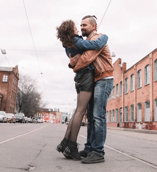Ζευγάρι στην αγάπη αγκάλιασμα στέκεται στον δρόμο της πόλης — Φωτογραφία Αρχείου