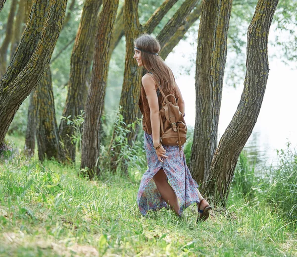 Привлекательная девушка-хиппи, идущая по лесной тропе — стоковое фото