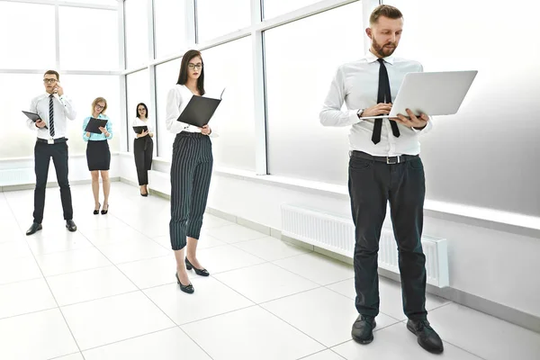 Leidinggevende medewerkers van het bedrijf staan in de lobby van office — Stockfoto