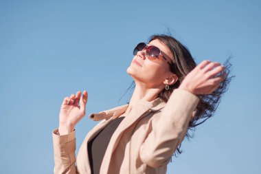 gökyüzüne karşı başarılı bir genç kadın portresi