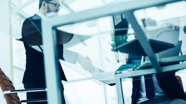  alt görünüm - bir işyerinde çalışanların el sıkışma