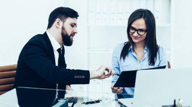  mali Müdür ve muhasebeci b bir tartışma ev sahipliği yapıyor