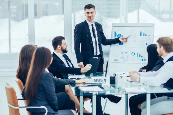 Equipo de negocios presenta un nuevo proyecto financiero para los socios comerciales de la empresa — Foto de Stock