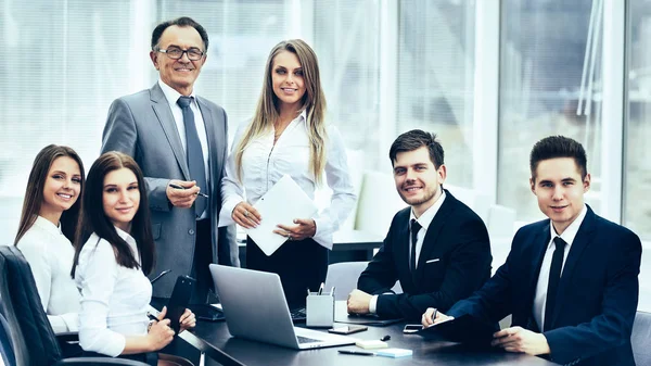 Ontmoeting met zakenpartners in een modern kantoor — Stockfoto