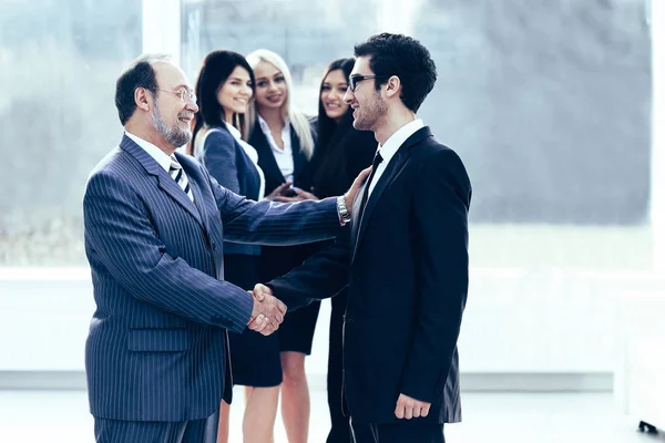 La reunión de dos socios comerciales en la presentación — Foto de Stock