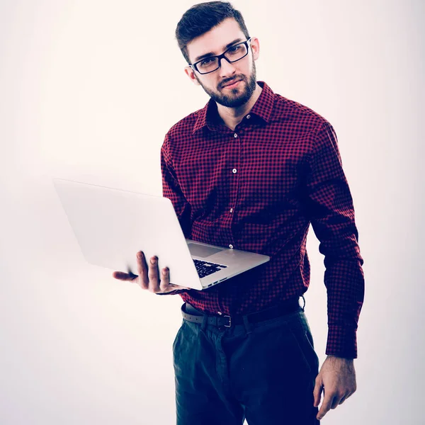 Системный администратор с ноутбуком на белом фоне — стоковое фото