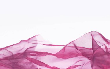 Beyaz bir arka plan üzerinde hafif bordo eşarp.