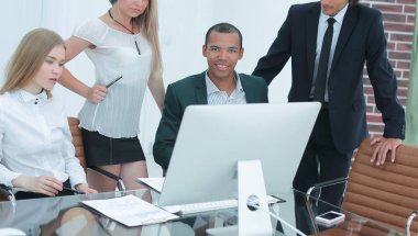 İş ekibi yeni bir iş projesi üzerinde çalışıyor.