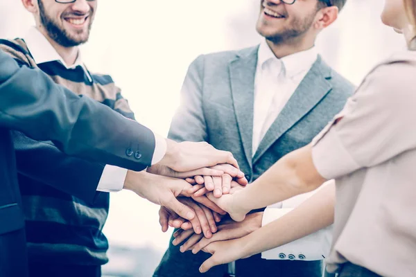 Conceito de sucesso no negócio: equipe de negócios amigável de pé em um círculo e unindo as mãos — Fotografia de Stock