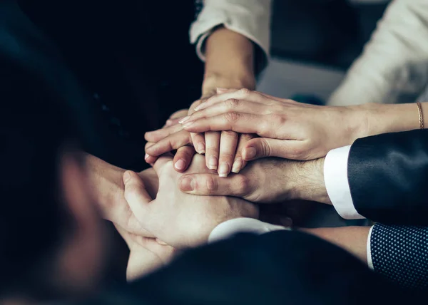 La conferencia de empresarios. El plegamiento de las manos juntas — Foto de Stock