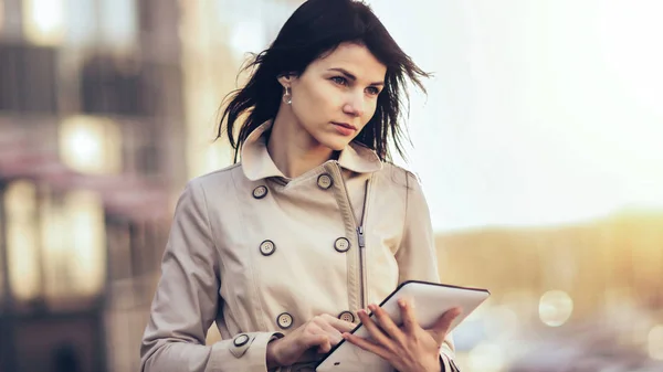 Zakenvrouw met een digitale tablet op de achtergrond van een mod — Stockfoto