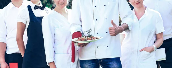 Groep van obers in de gemerkte kleren zijn op het gazon — Stockfoto