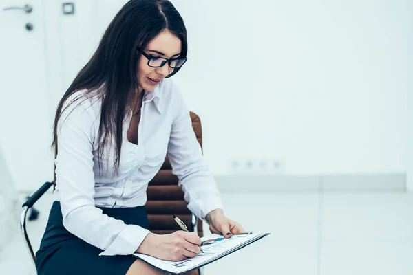 Retrato de mujer de negocios con documentos y cartas financieras —  Fotos de Stock