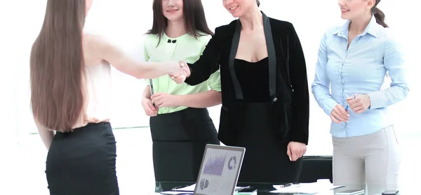 Mujer mayor satisfecha y joven gerente apretón de manos después de firmar el contrato en la oficina —  Fotos de Stock