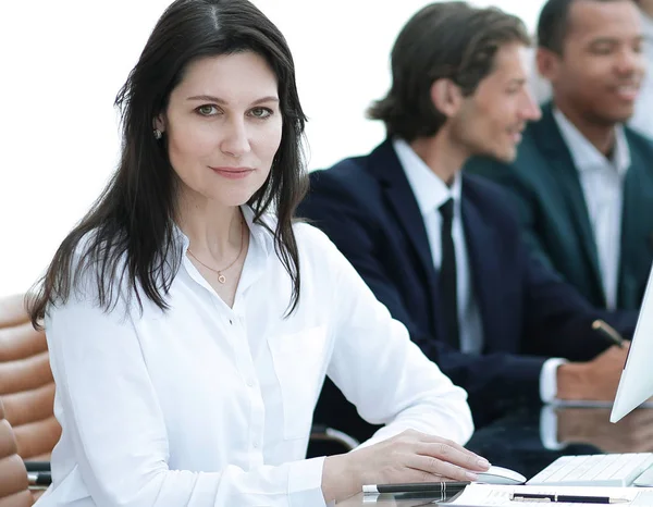 Femme d'affaires moderne à l'atelier dans le bureau — Photo