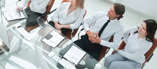 Top view.business equipo en la presentación de un nuevo proyecto financiero . — Foto de Stock