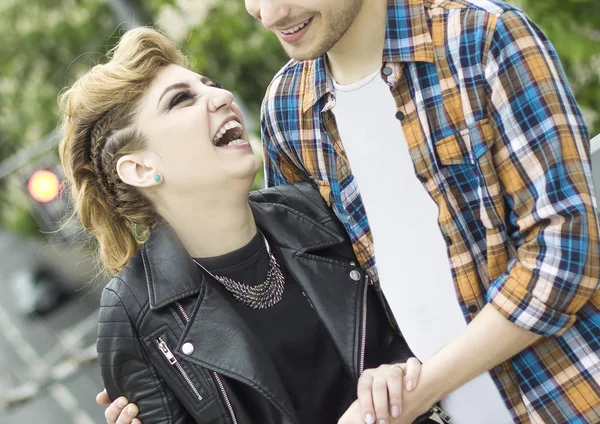 Retrato de pareja amorosa de pie en el puente en la gran ciudad —  Fotos de Stock