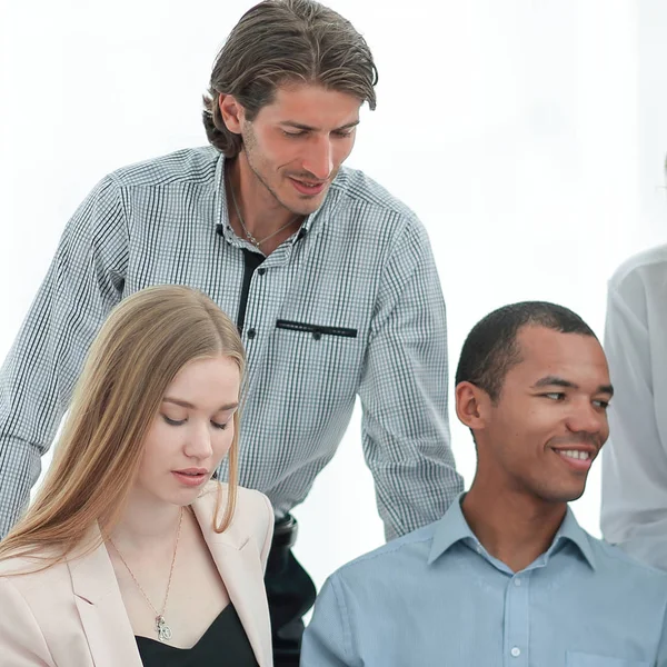 Mujer de negocios y su equipo de negocios discutiendo los datos con una tableta — Foto de Stock