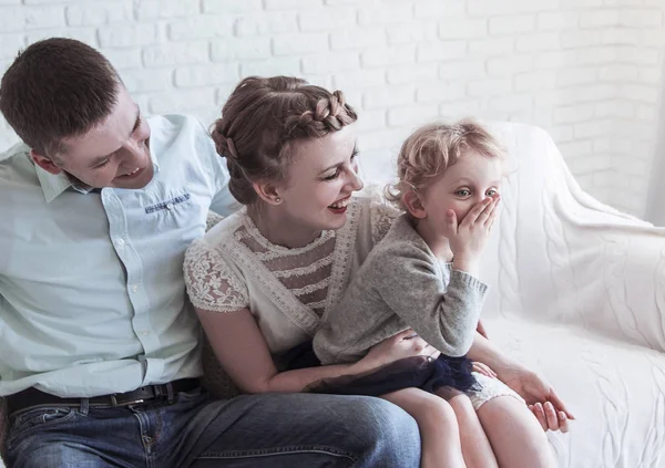 Retrato de la familia feliz sentado en el sofá en la sala de estar — Foto de Stock