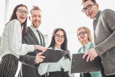 Kapat. İş belgelerine sahip başarılı iş ekibi.