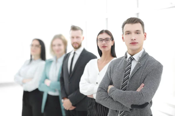 Młody biznesmen stojącą przed jego zespół biznes — Zdjęcie stockowe