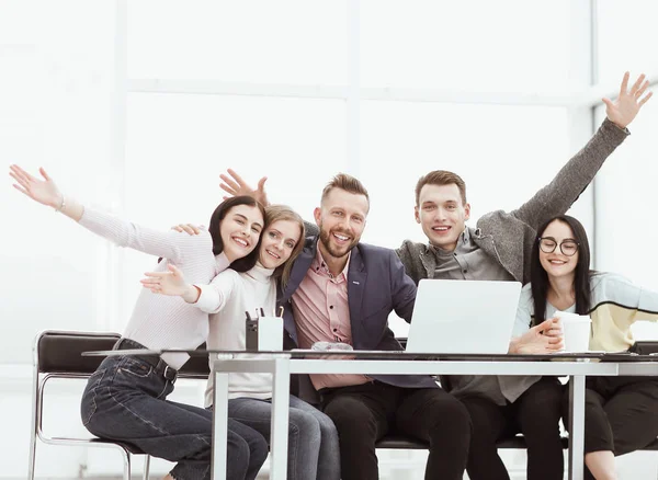 Feliz equipo de negocios sentado en el escritorio — Foto de Stock