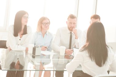 arka plan resmi iş adamları bir masada oturan bir grup.