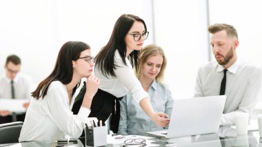 dizüstü bilgisayar ekranına iş ekibi ile bir toplantı sırasında işaret işkadını