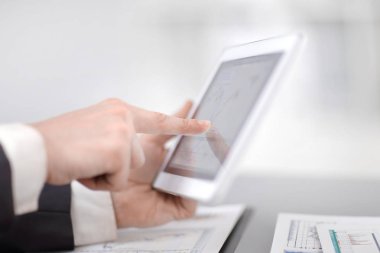 Dijital tablet işyerinde kullanma up.businessman kapatın