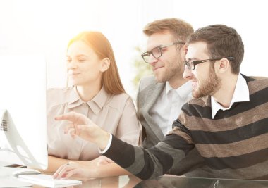 Grup iş ortakları toplantıda oda ofis yeni proje tartışıyor