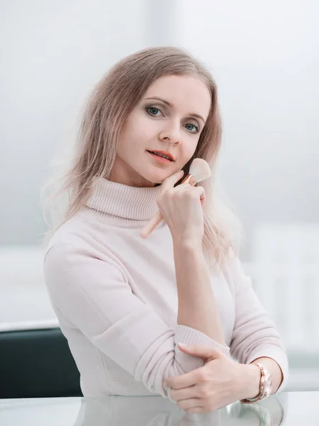 Vonzó fiatal üzleti nő portréja. elszigetelt fehér — Stock Fotó
