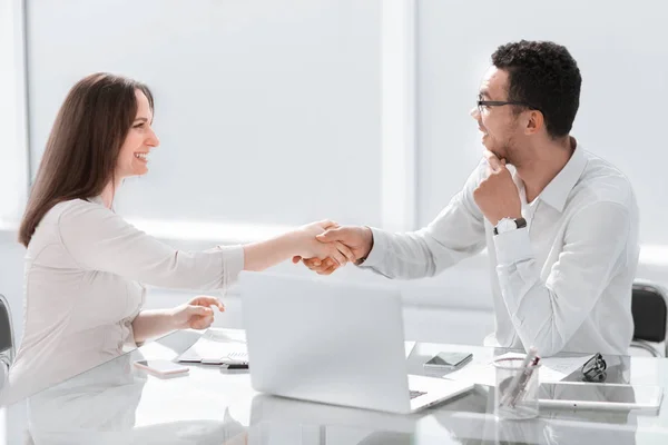 Hombre de negocios y mujer de negocios estrechando la mano en la oficina — Foto de Stock