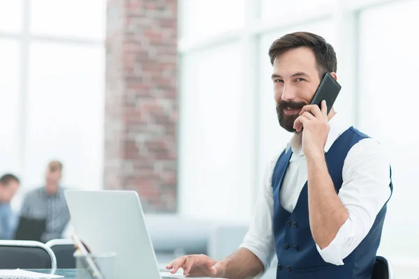 Ler affärsman som sitter vid sitt skrivbord på kontoret — Stockfoto