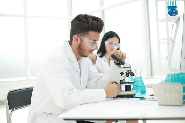Biólogos científicos sentados en la mesa de laboratorio. —  Fotos de Stock