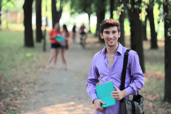 Retrato de um estudante de sucesso em uma cidade Park — Fotografia de Stock