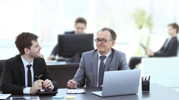 Gente de negocios discutiendo el stock de documentos en la oficina — Foto de Stock