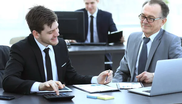 Jefe y empleado discutiendo el documento sentado en el escritorio en la oficina . — Foto de Stock