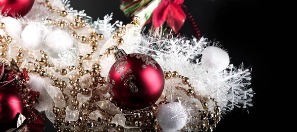 Bela composição de Natal em um fundo preto . — Fotografia de Stock