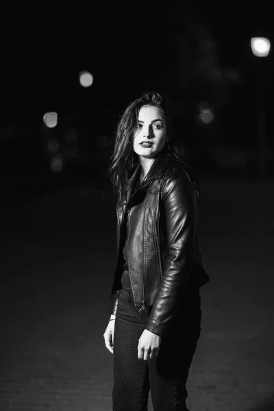 Portrait of a stylish young woman, on the background of the city at night — Stock Photo, Image