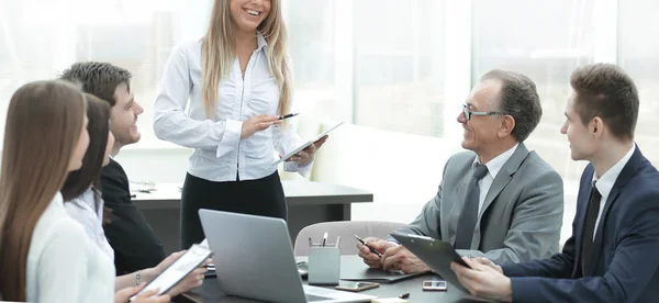 Zakenvrouw businessplan uit te leggen aan haar collega 's — Stockfoto